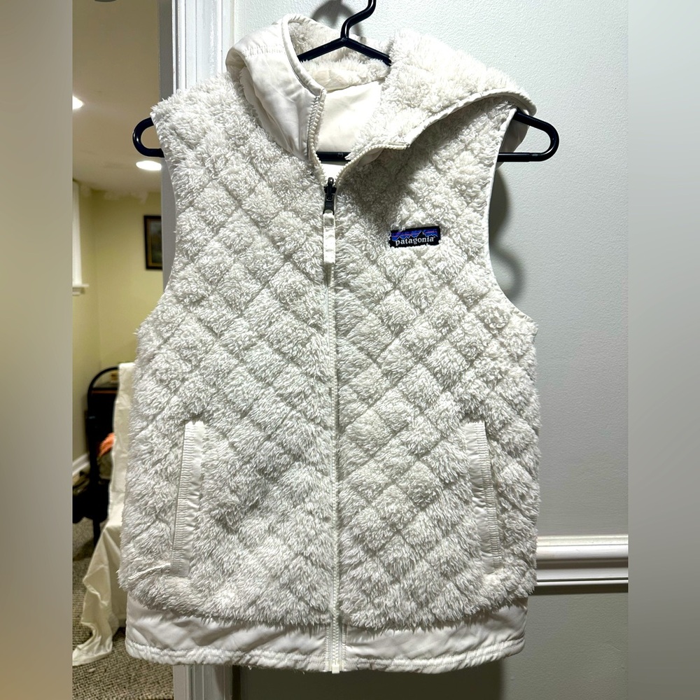 NWOT Reversible Patagonia Winter Vest - white, Sherpa, XS